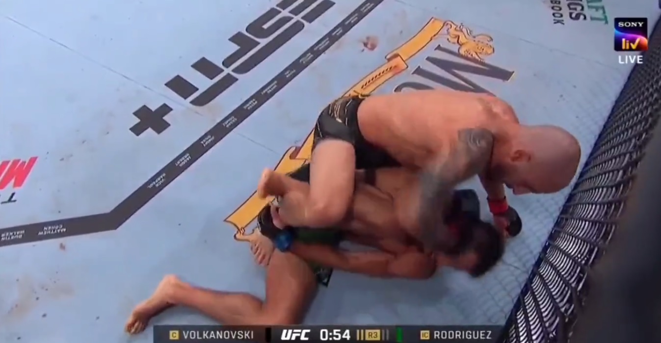 Volkanovski rzucił rywalem o ziemię i się zaczęło. Po tej kanonadzie sędzia musiał zakończyć walkę [WIDEO]