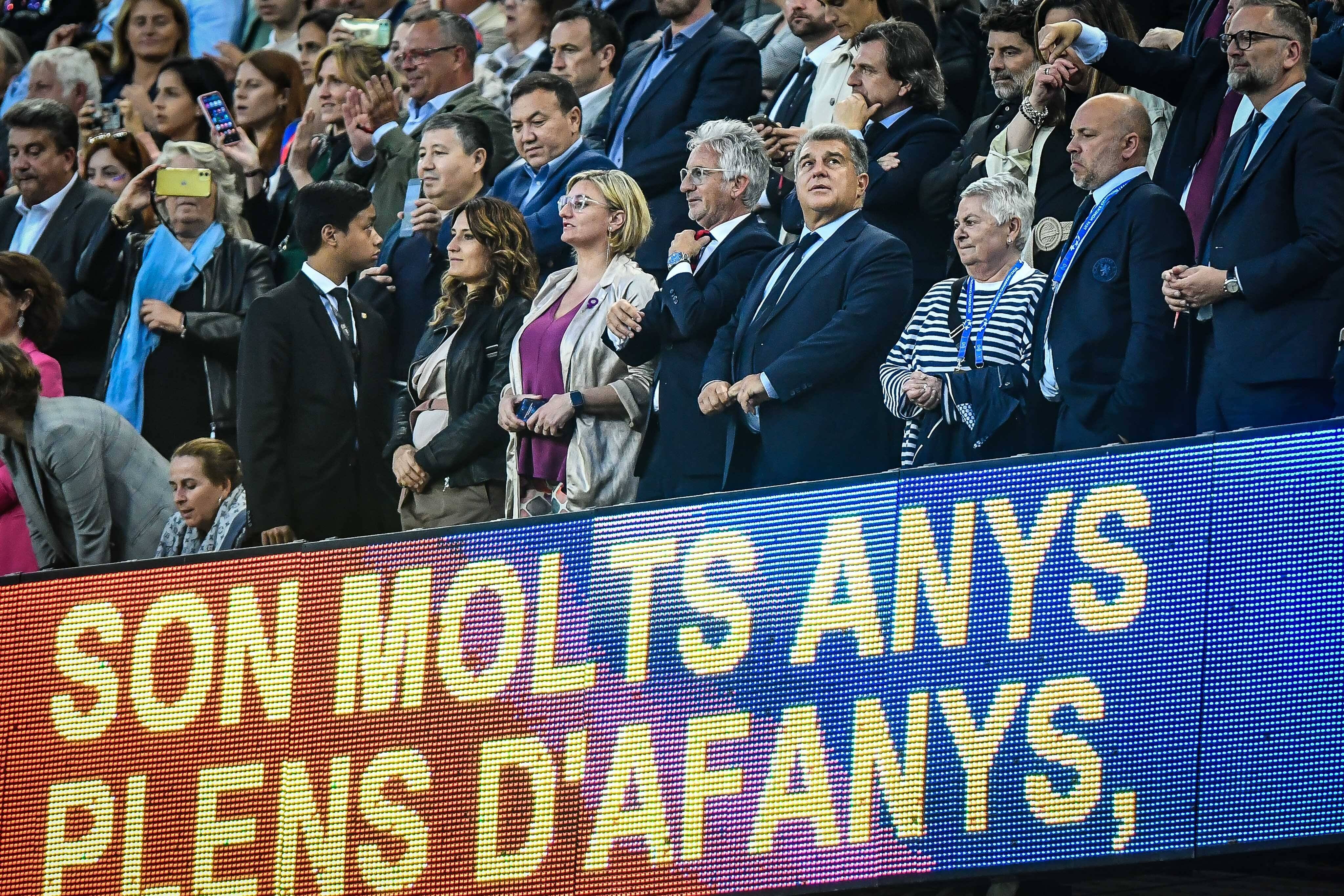Barcelona stoi pod ścianą. Klub musi sprzedać dwóch zawodników, żeby zarejestrować nowego snajpera