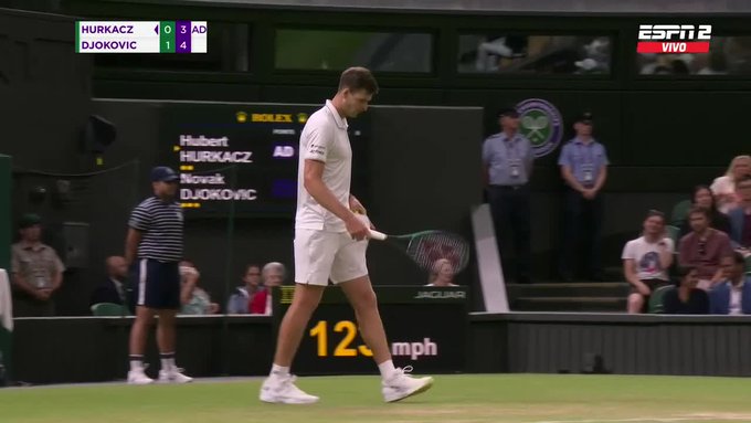 Dwudniowy mecz Huberta Hurkacza z Novakiem Djokoviciem! Bardzo trudna sytuacja polskiego tenisisty [WIDEO]