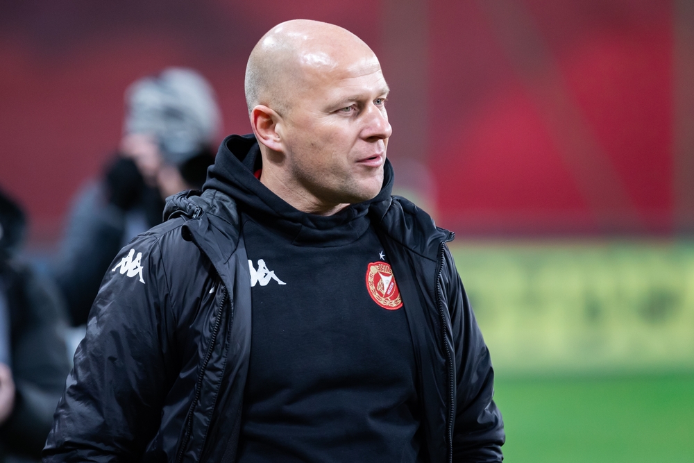 Władze Widzewa Łódź spotkały się z kandydatem na trenera. Posada Janusza Niedźwiedzia zagrożona? [NASZ NEWS]