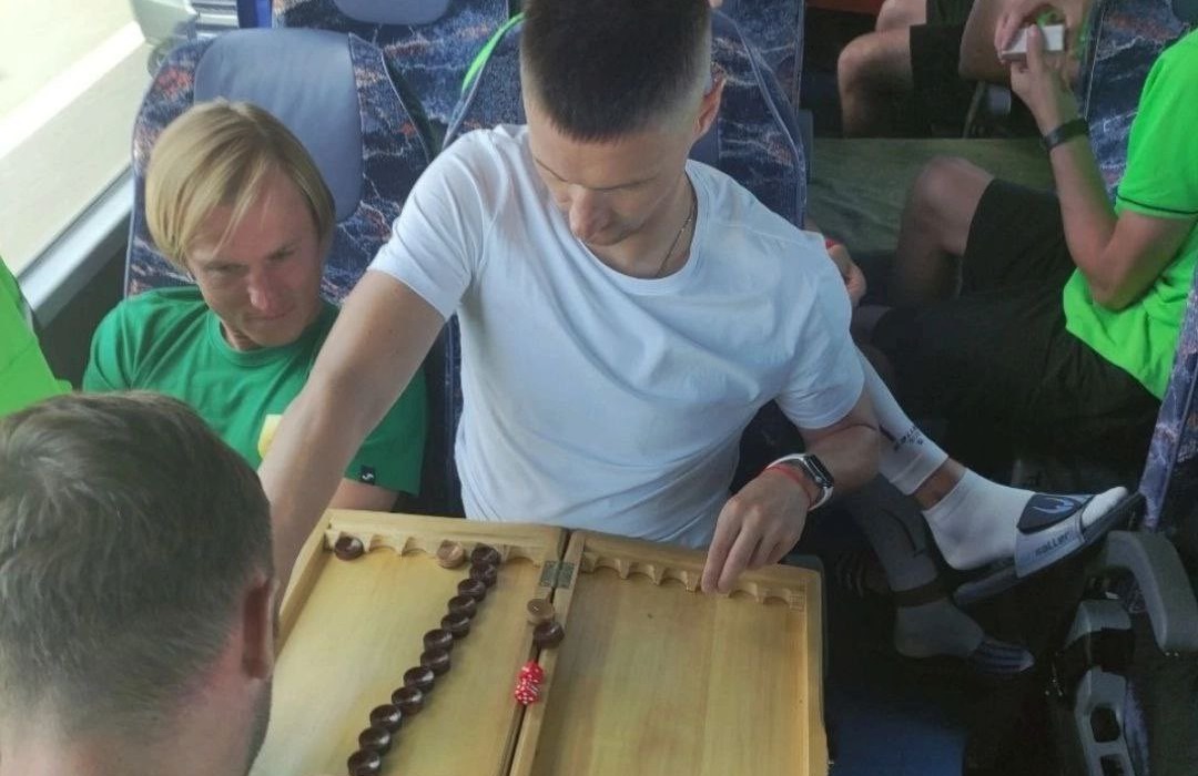 Kilka dni w autokarze przed ważnym meczem. Nietypowa historia uczestnika Ligi Konferencji