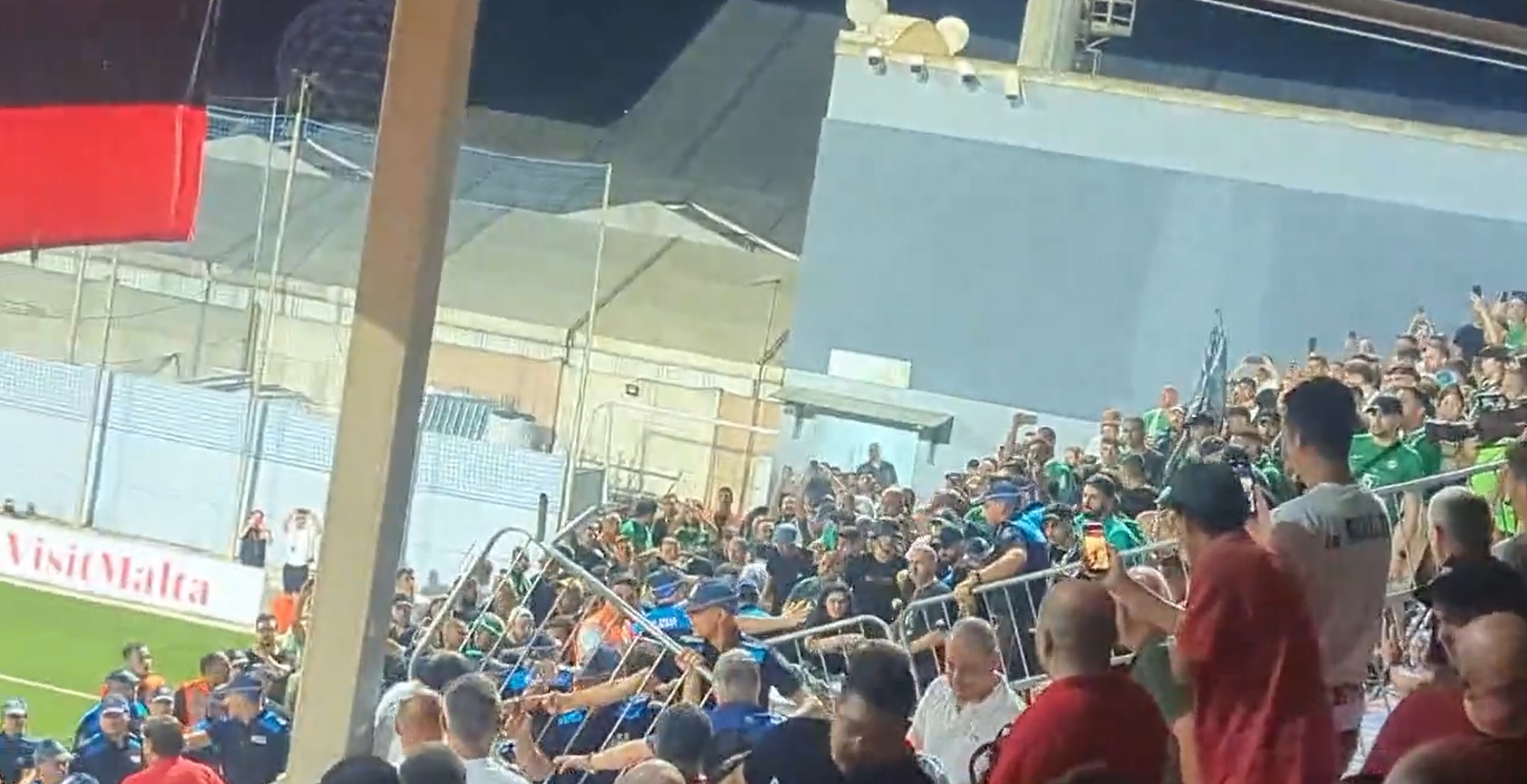 Dantejskie sceny podczas meczu el. do Ligi Mistrzów! Burdy na trybunach, spotkanie zostało przerwane [WIDEO]