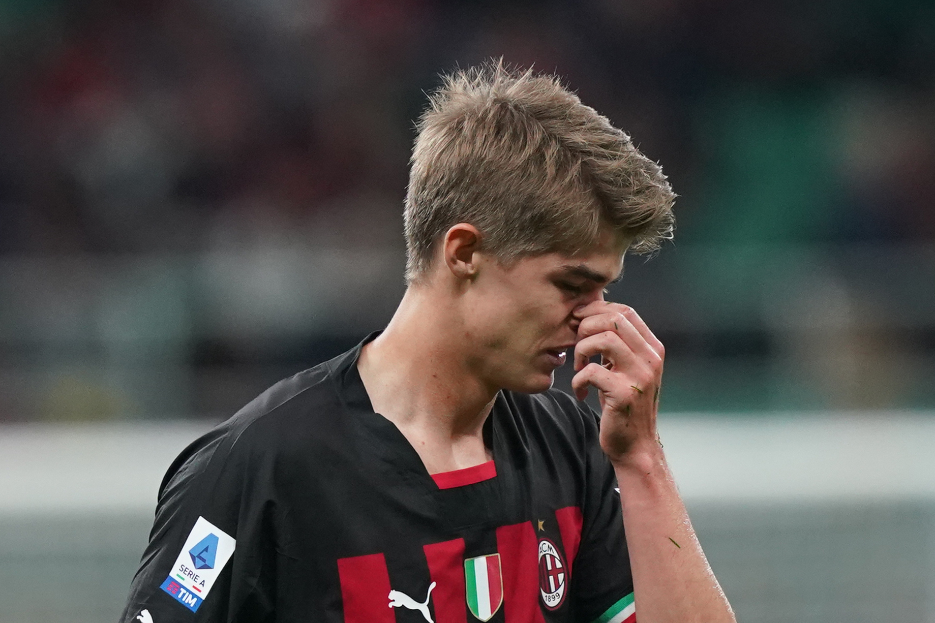 Charles De Ketelaere na wylocie z AC Milanu. "Rossoneri" już negocjują sprzedaż Belga do Premier League