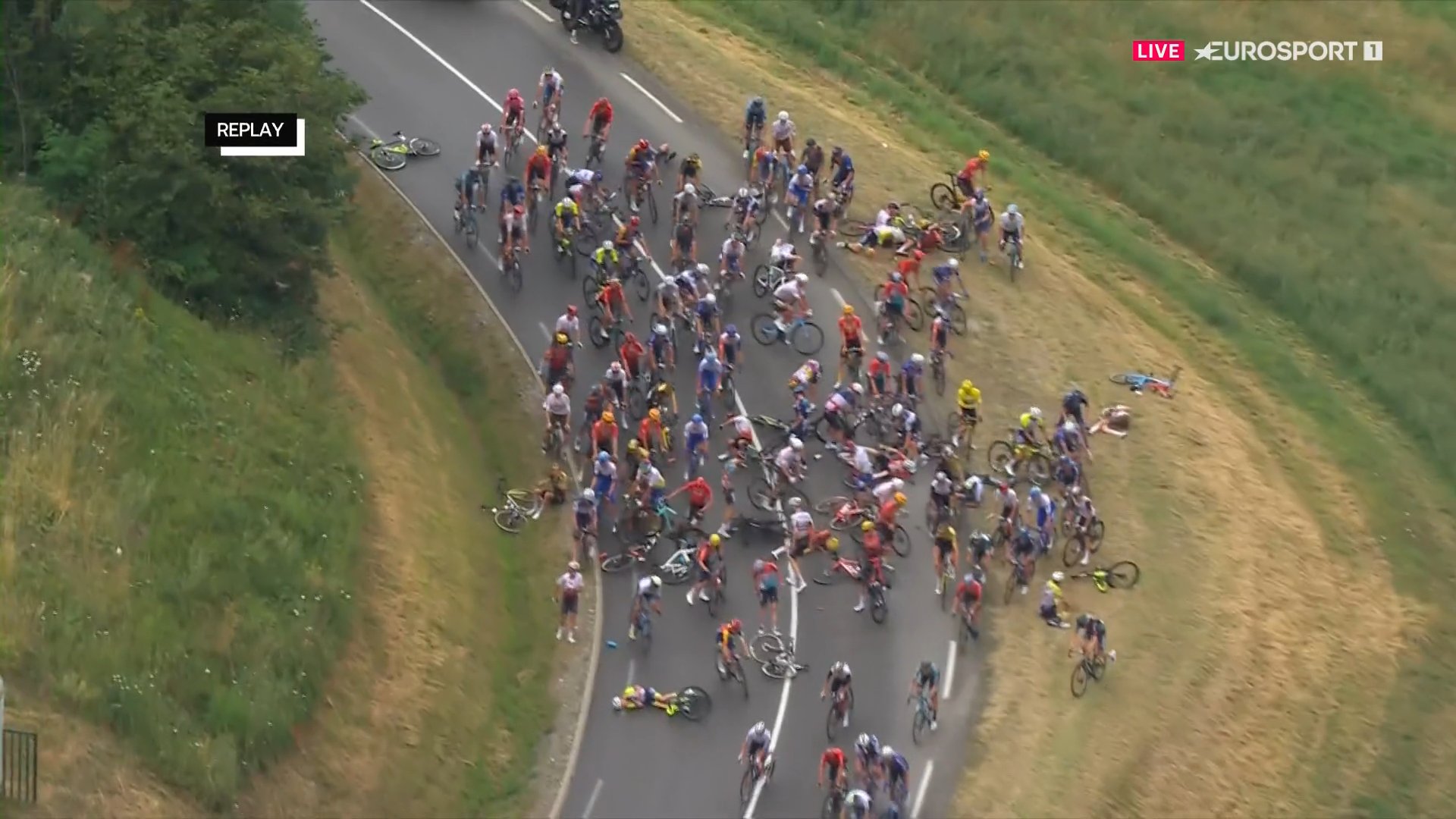 Fatalna kraska na Tour de France! Trzech zawodników wycofało się z wyścigu [WIDEO]