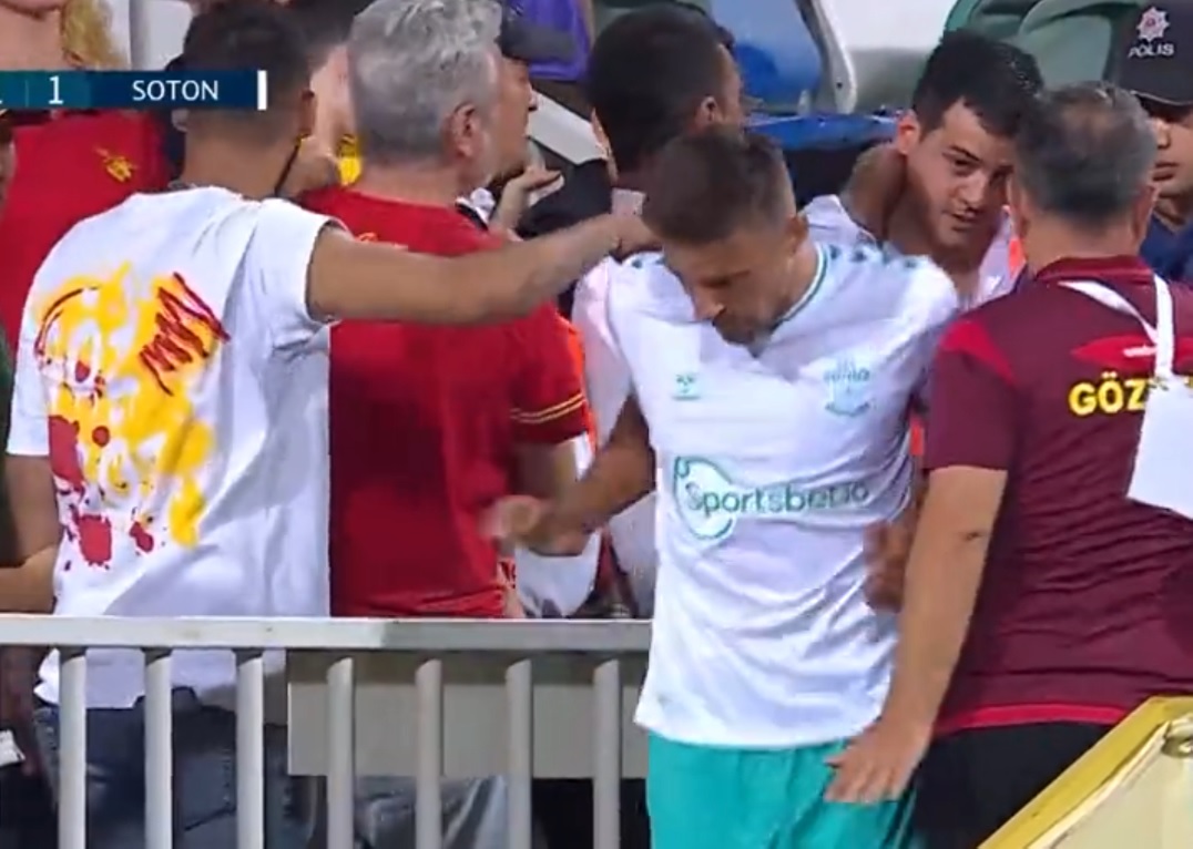 Jan Bednarek poturbował kibica podczas meczu. Oto, jak zachował się po zakończeniu spotkania [WIDEO]
