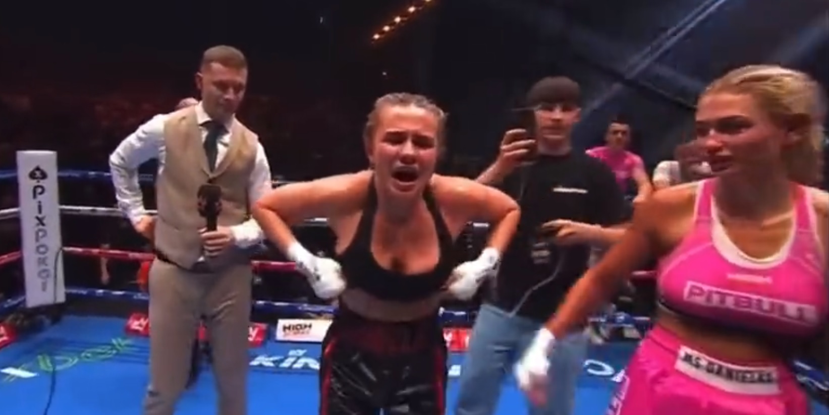 Freakfighterka nie opanowała emocji i... pokazała piersi. Szokujące świętowanie wygranej [WIDEO]