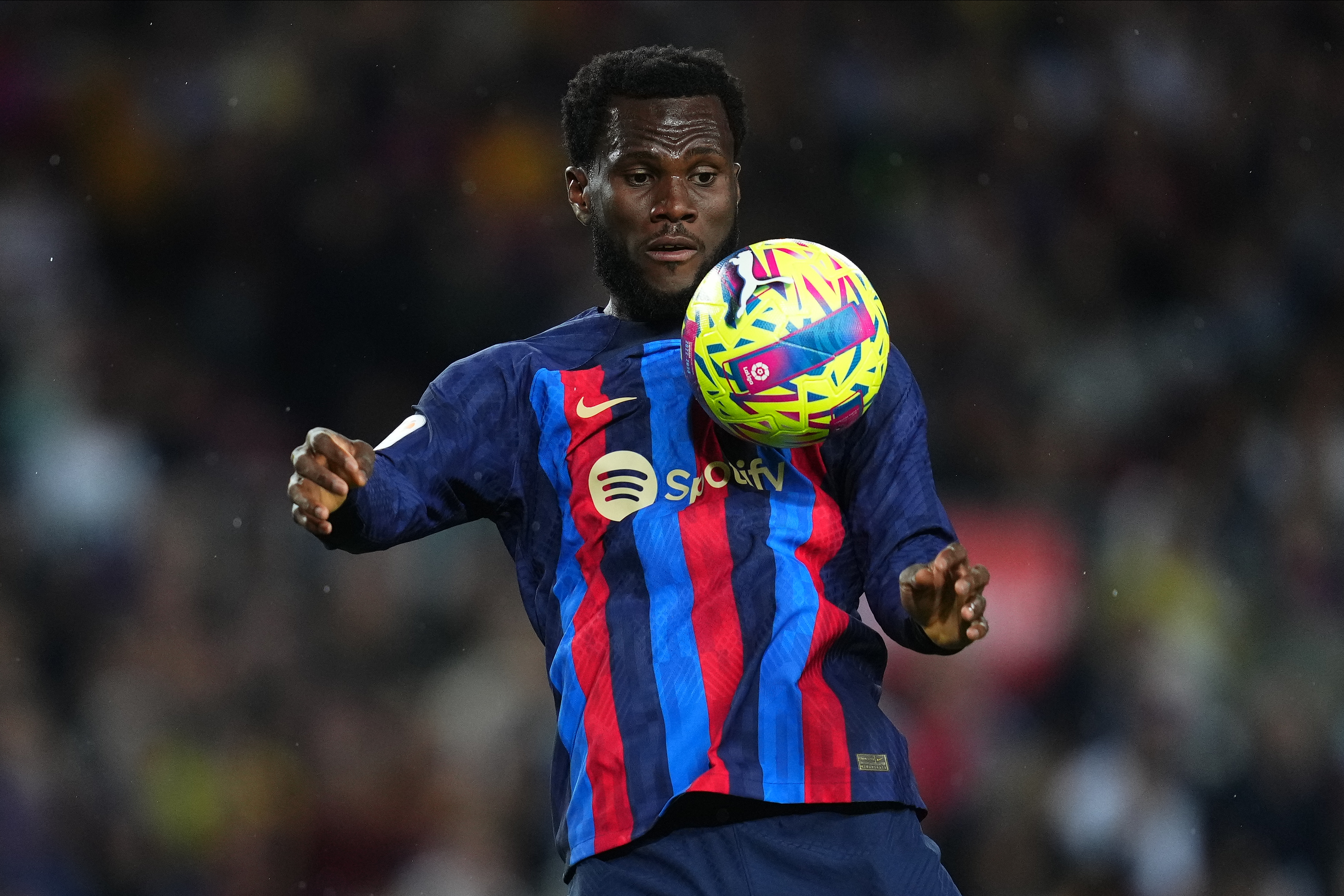 Franck Kessie odszedł z FC Barcelony. Wiadomo, ile zarobi "Blaugrana"