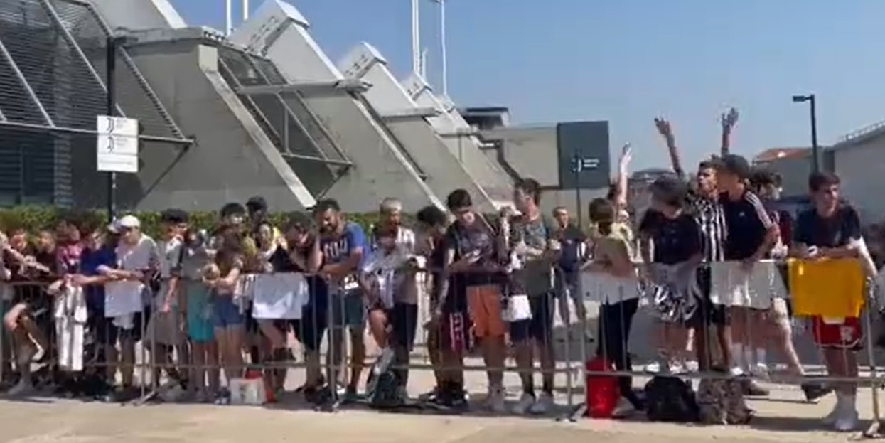 Kibice Juventusu przeciwni transferowi gwiazdy. Wykrzyczeli swoją niechęć przed obiektami klubu [WIDEO]