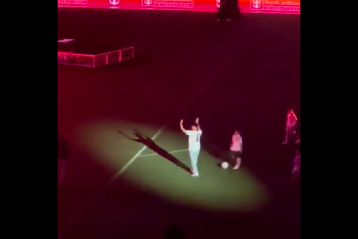 Syn Messiego rozbawił publiczność. Skradł show podczas prezentacji ojca [WIDEO]