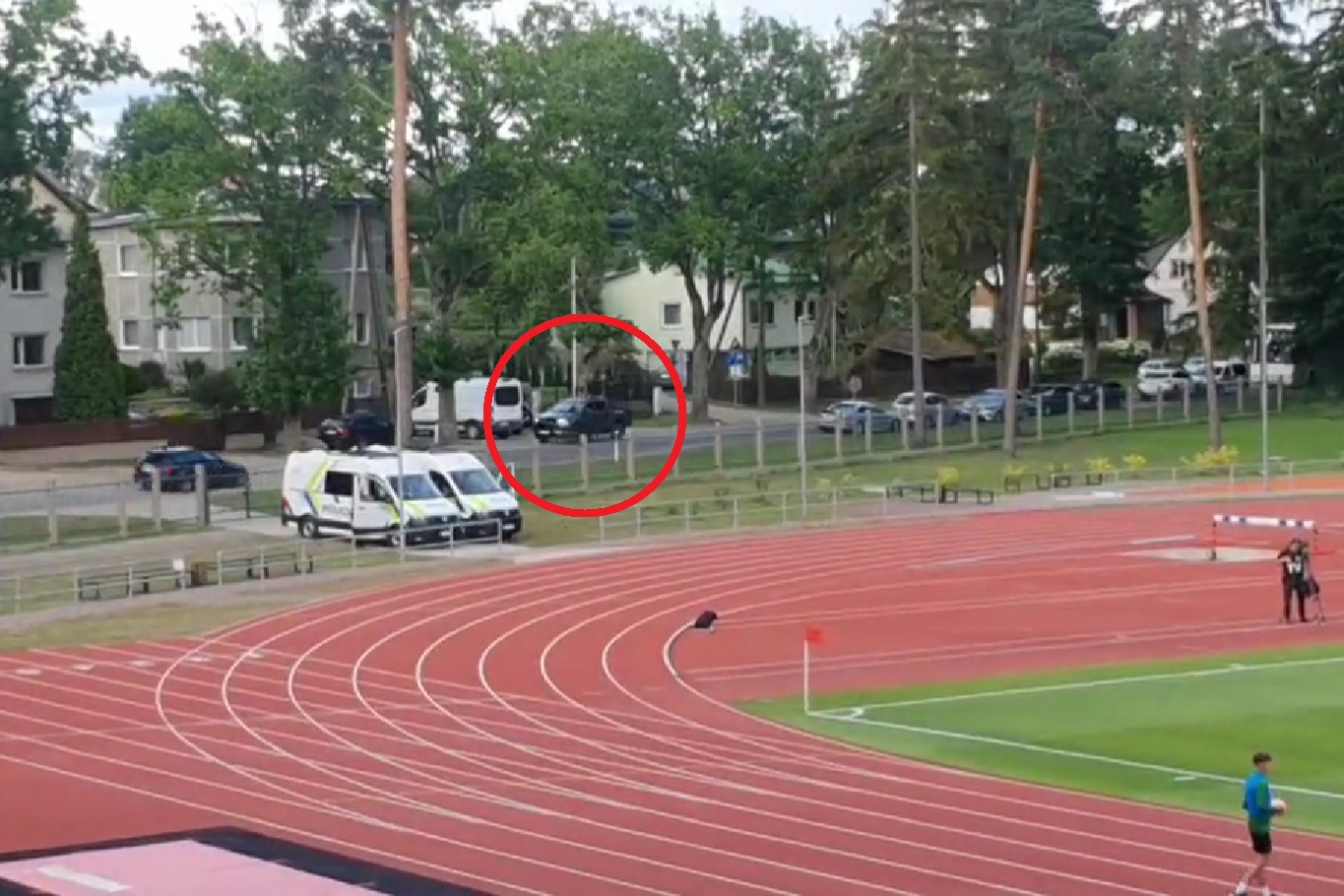 Kuriozalne sceny przed meczem eliminacji Ligi Mistrzów. Kierowca wzbudził aplauz kibiców [WIDEO]
