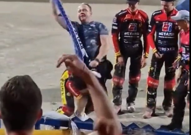 Sceny rodem z MMA. Legenda żużla powaliła intruza, który wbiegł na tor. Poważne skutki zajścia [WIDEO]