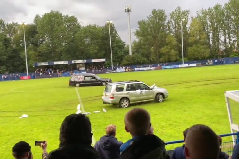Samochody wjechały na boisko. Kibice zaczęli uciekać. Sceny grozy w Anglii [WIDEO]