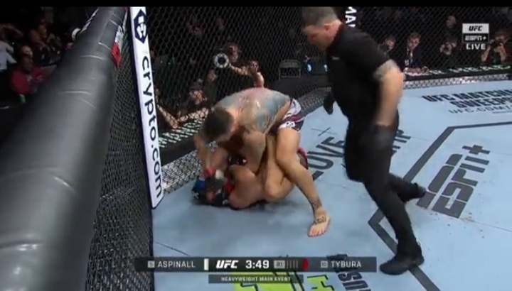 Polak znokautowany w walce wieczoru na gali UFC. Błyskawiczna porażka w hitowym starciu [WIDEO]
