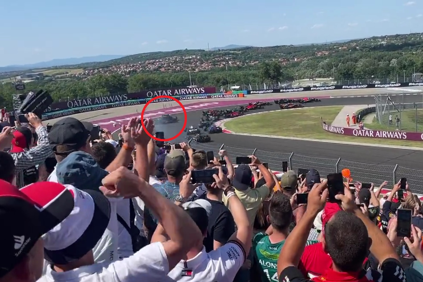 Kierowcy musieli wycofać się po pierwszym zakręcie. Koszmarny wyścig dla zespołu F1 [WIDEO]