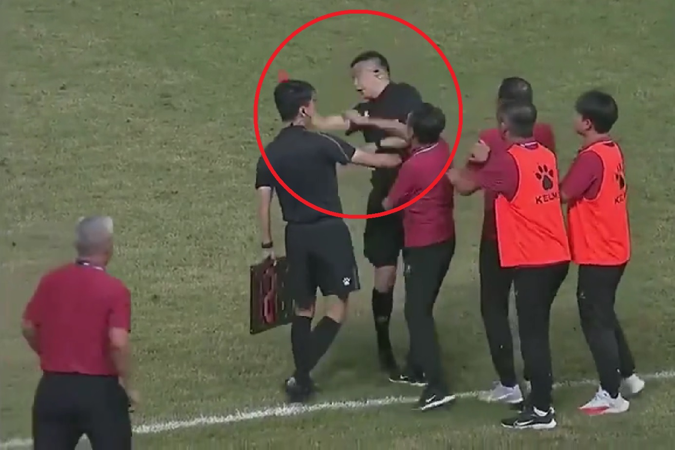 Sędzia pokazał czerwoną kartkę, w zamian został spoliczkowany. Szokujące sceny podczas meczu [WIDEO]