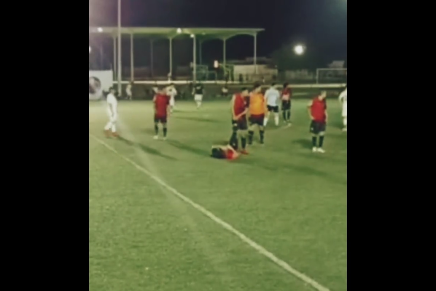 Strzelanina na boisku. Trener zamordowany podczas meczu. Sceny mrożące krew w żyłach [WIDEO]