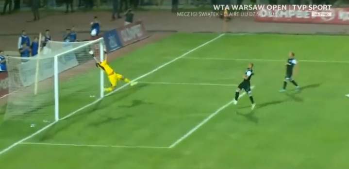 Komiczny gol stracony przez Legię Warszawa! Kacper Tobiasz dał się przelobować [WIDEO]