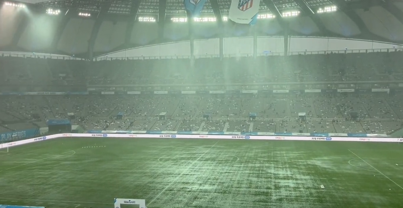 Niesamowite sceny przed meczem Man City z Atletico! Boisko zamieniło się w basen [WIDEO]