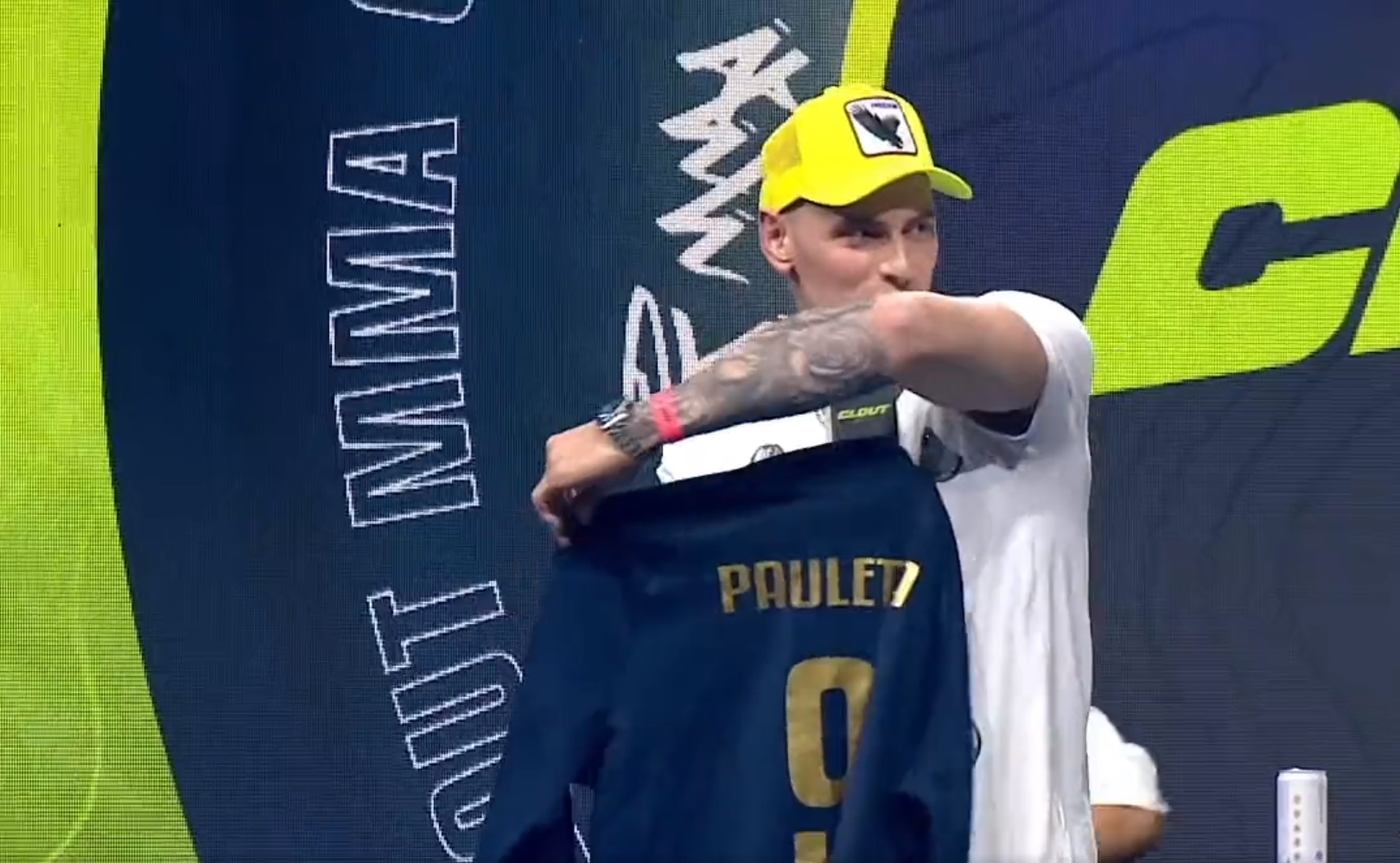 Tomasz Hajto odda koszulkę otrzymaną od Bartmana. Piękny gest gwiazdy Clout MMA [ZDJĘCIE] 