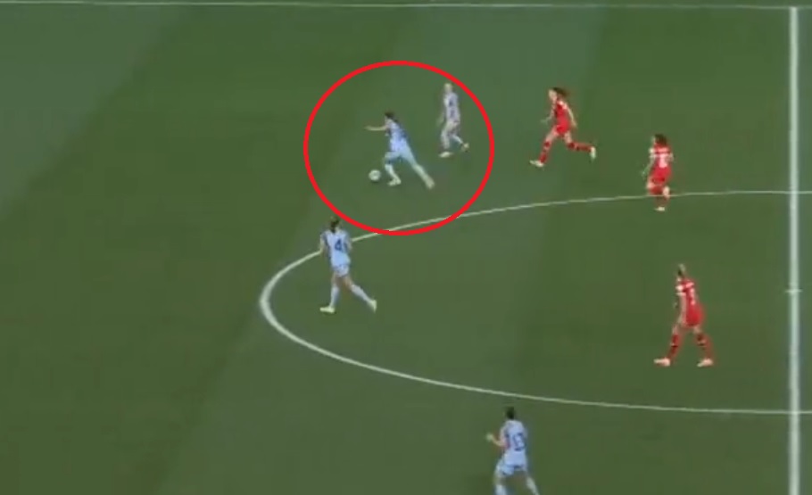 Gol samobójczy... niemal z połowy boiska. Fatalne zagranie podczas mistrzostw świata [WIDEO]