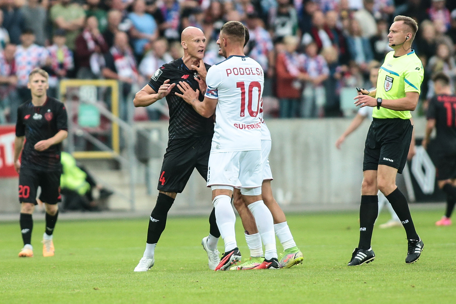 Przepychanki, kartki i mało futbolu w derbach Śląska. Górnik ciągle bez gola w nowym sezonie [WIDEO]