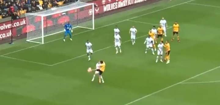 Przepiękny gol obrońcy z Premier League. Wymarzone uderzenie z woleja [WIDEO]