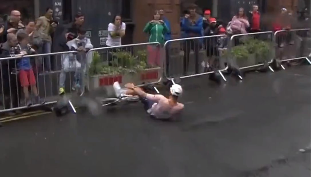 Co za historia! Wywrócił się w trakcie wyścigu. Po chwili wstał i został mistrzem świata [WIDEO]