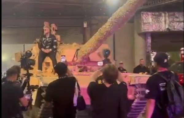Gwiazda wjechała na arenę na czołgu. Kilka chwil później nie dała szans legendzie UFC [WIDEO]