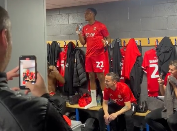 Wstał w szatni i zaśpiewał przebój. Niesamowity popis wokalny angielskiego piłkarza [WIDEO]
