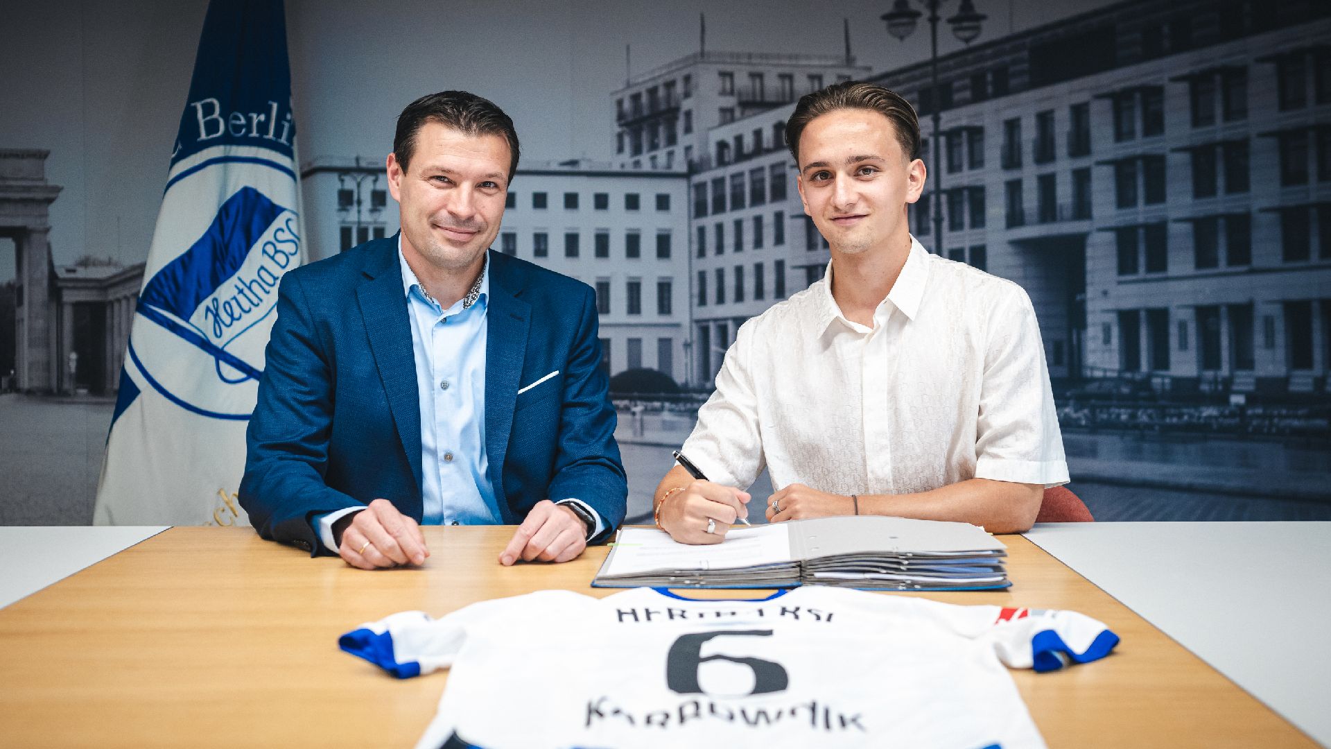 Michał Karbownik podpisał kontrakt z nowym klubem! "Decyzja o tym transferze była dla mnie łatwa"