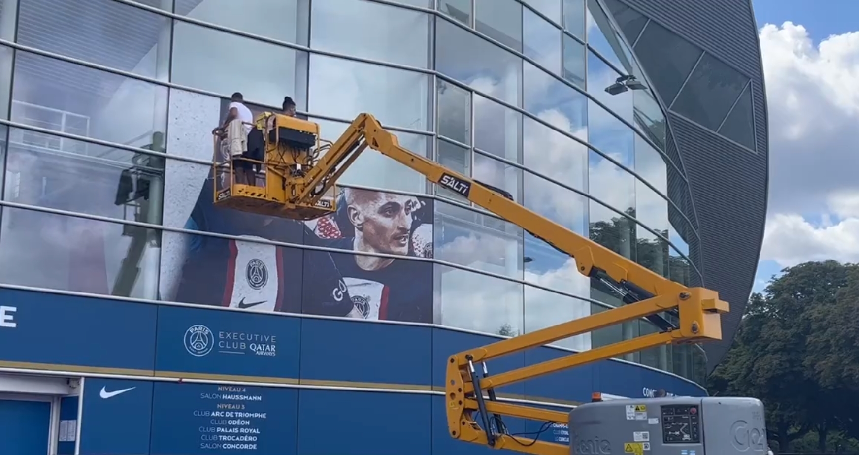 PSG kończy z Kylianem Mbappe. Wizerunek gwiazdy zniknął ze stadionu [WIDEO]