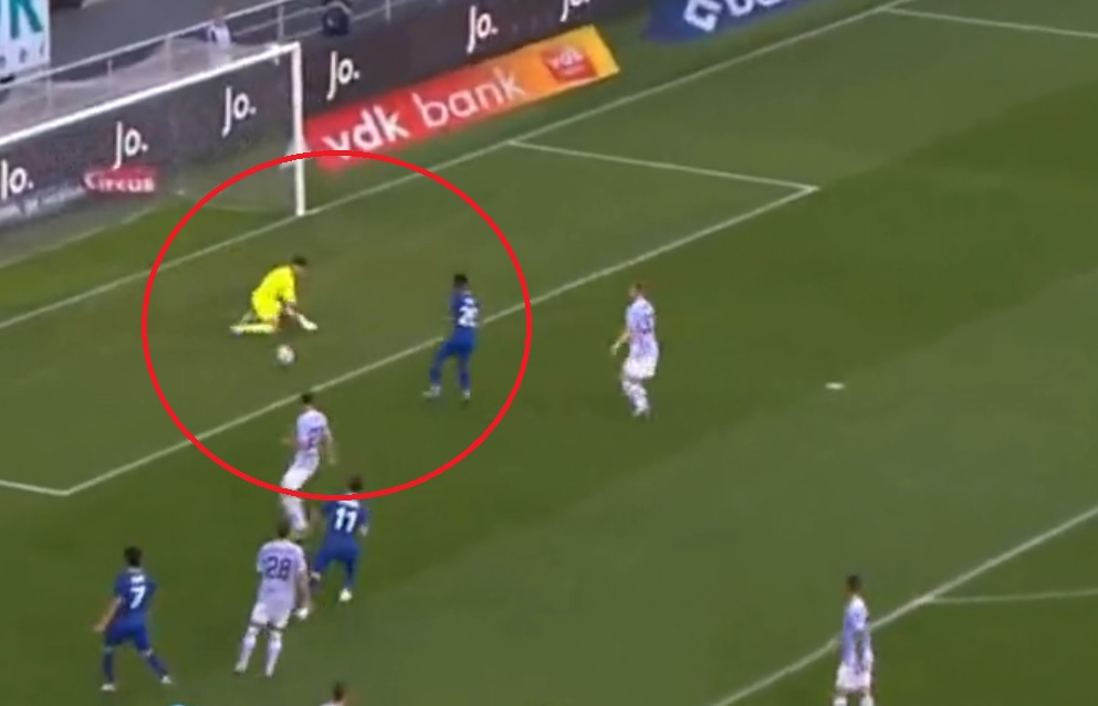 Gigantyczny błąd bramkarza Pogoni! Koszmarna pomyłka i strata gola w eliminacjach [WIDEO]
