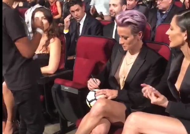 Rapinoe zignorowała młodego kibica, nawet na niego nie spojrzała. Fani oburzeni. "Co za arogancja" [WIDEO]