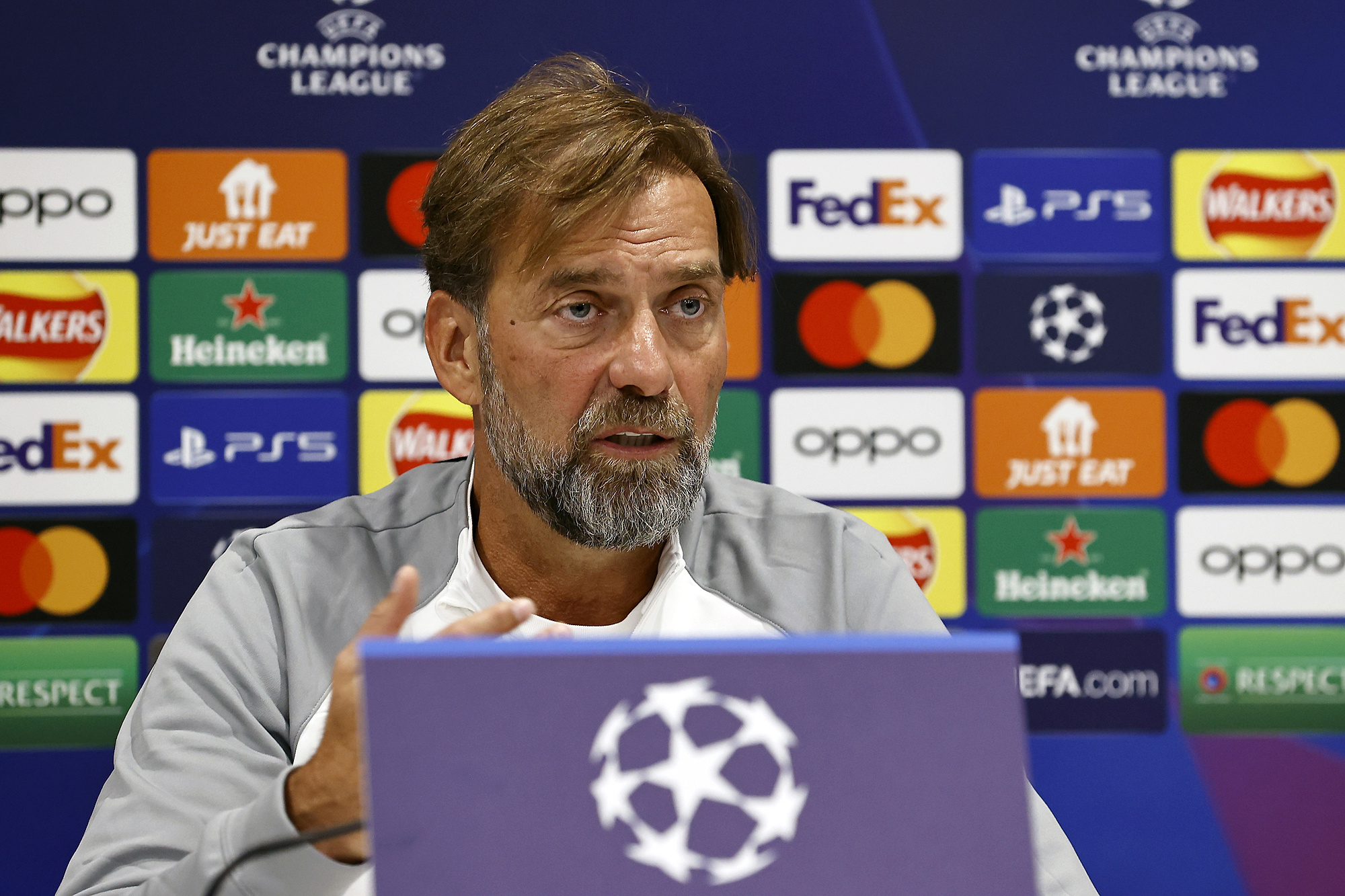 Środkowy obrońca odszedł z Liverpoolu. Kurczy się kadra zespołu Juergena Kloppa