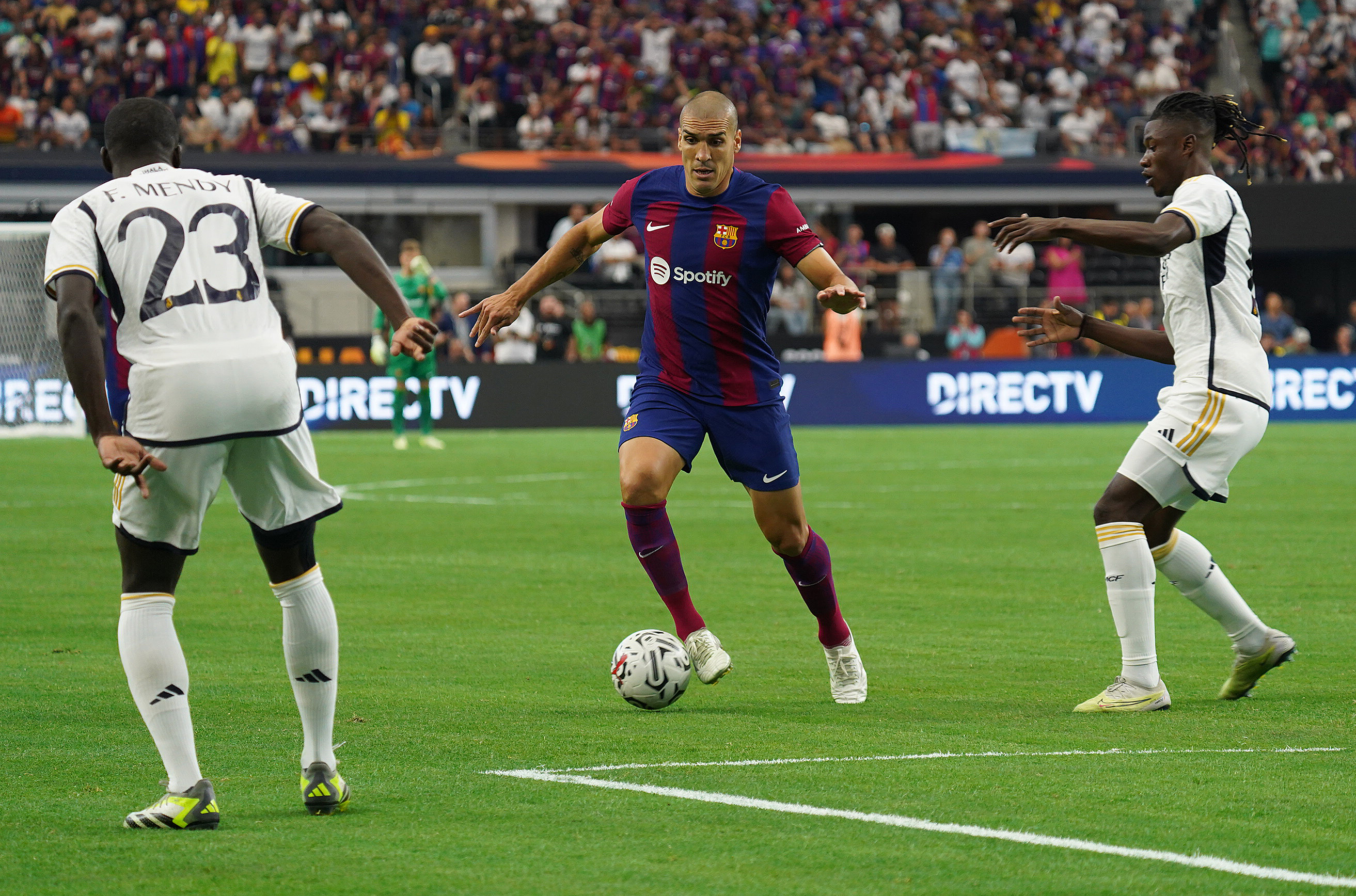 FC Barcelona zarejestrowała kolejnych piłkarzy. Mały sukces mistrzów Hiszpanii przed pierwszym meczem