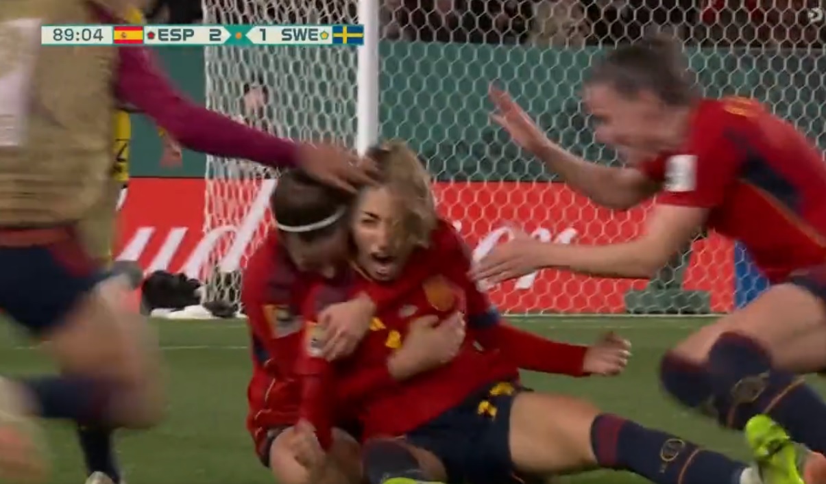 Gigantyczne emocje w półfinale kobiecego mundialu. Zwroty akcji w końcówce meczu [WIDEO]