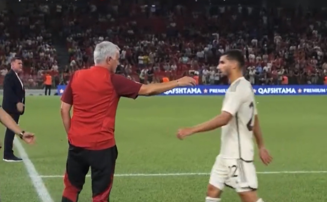 Nietypowa decyzja Mourinho. Zdjął gracza, by dokończyć mecz w osłabieniu, piłkarz nie krył zdziwienia [WIDEO]