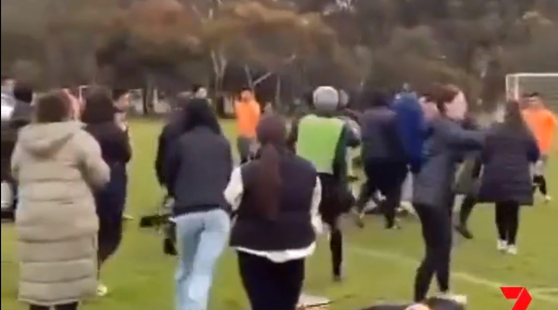 Piłkarz powalił sędziego. Grozi mu długie zawieszenie. Policja bada sprawę [WIDEO]