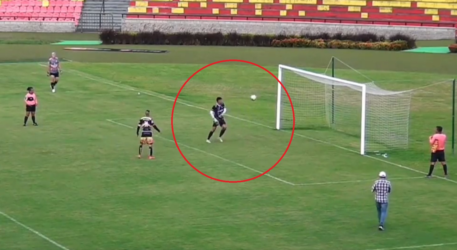 Absurdalna bramka z rzutu karnego. Bramkarz myślał, że jest już po wszystkim [WIDEO]