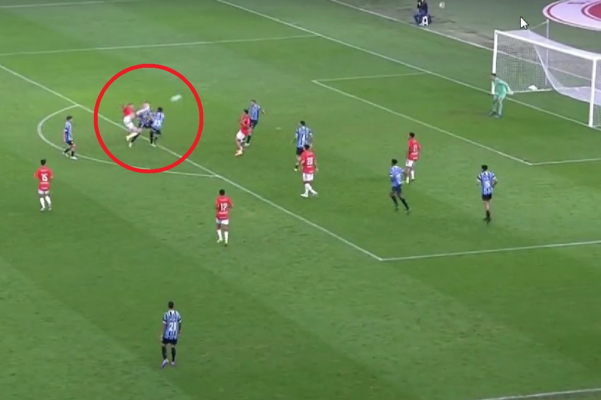 "Wyścig o nagrodę Puskasa jest już rozstrzygnięty". Zabawił się z rywalami i huknął nie do obrony [WIDEO]