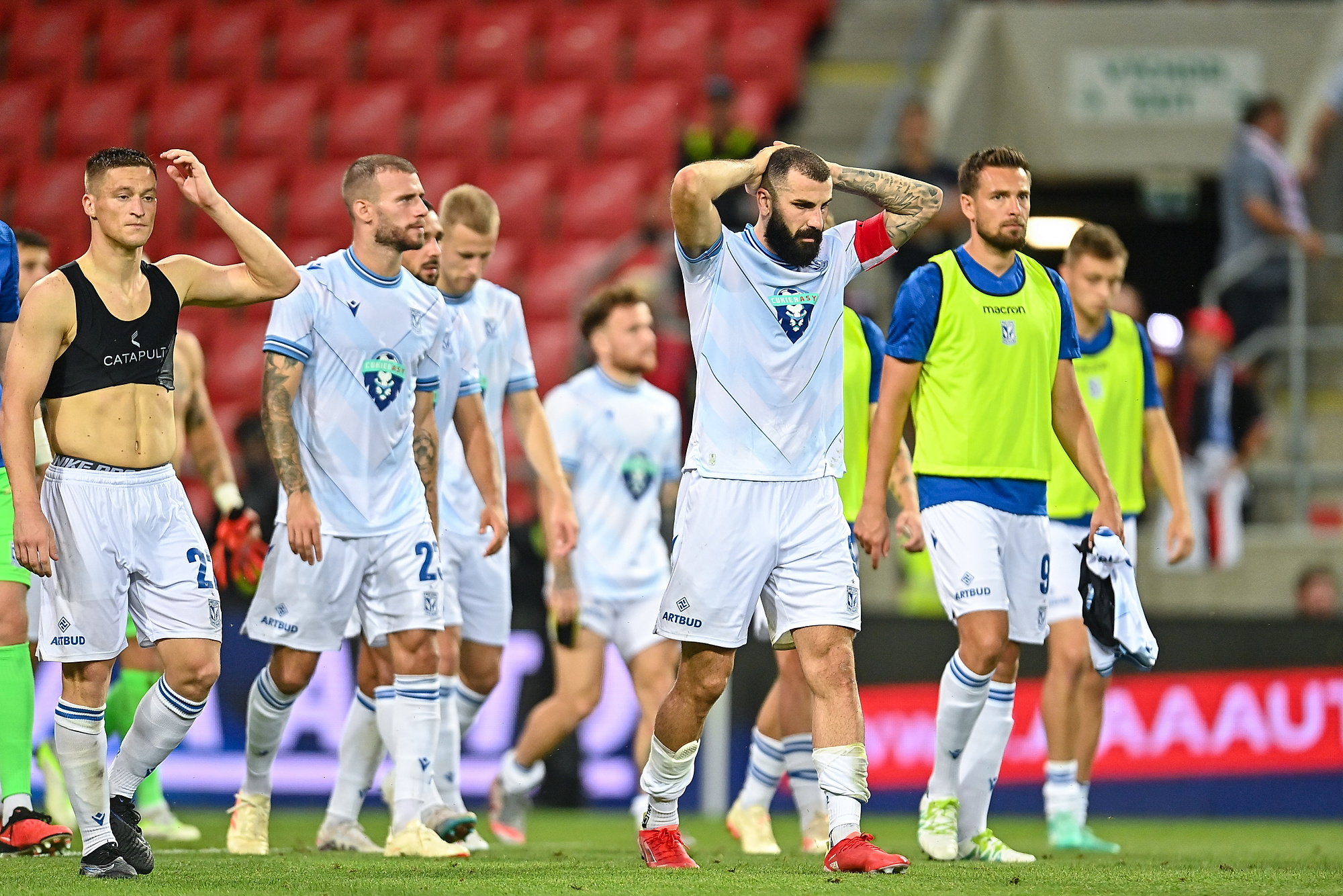 "Same niesTr(n)avności". Lech Poznań podwójnie znokautowany. Jagiellonia Białystok wbiła szpilę na Twitterze