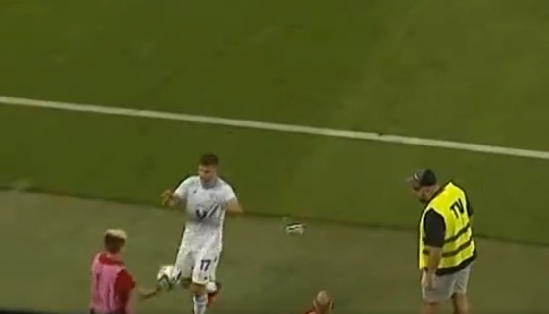 Niesportowe zachowanie chłopca do podawania piłek. Prawie starł się z zawodnikiem Lecha [WIDEO]