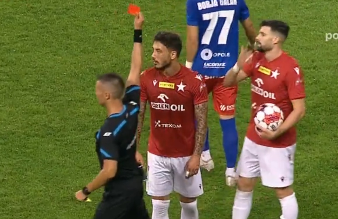 Bezmyślne zachowanie zawodnika Wisły Kraków. Dwie żółte kartki w kilkadziesiąt sekund [WIDEO]