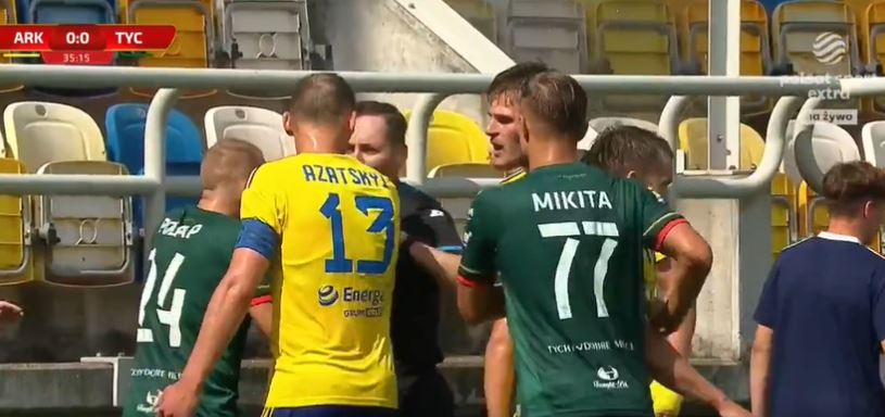 Szokująca czerwona kartka w 1. lidze. Atak na chłopaka od podawania piłek, porażka dominatora w Gdyni [WIDEO]