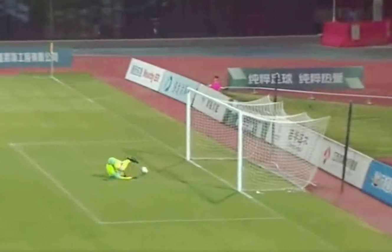 Co tam się wydarzyło? Kuriozalny gol, bramkarz wywrócił się tuż przed linią [WIDEO]