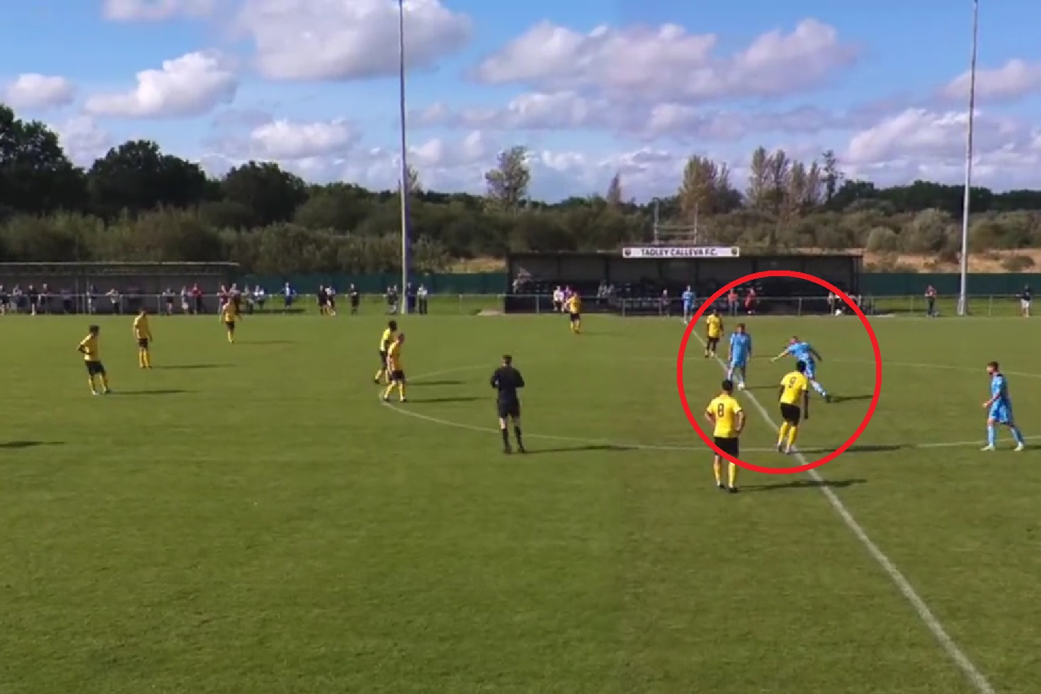 Gol bezpośrednio po wznowieniu od środka! Nieprawdopodobne trafienie w Anglii [WIDEO]