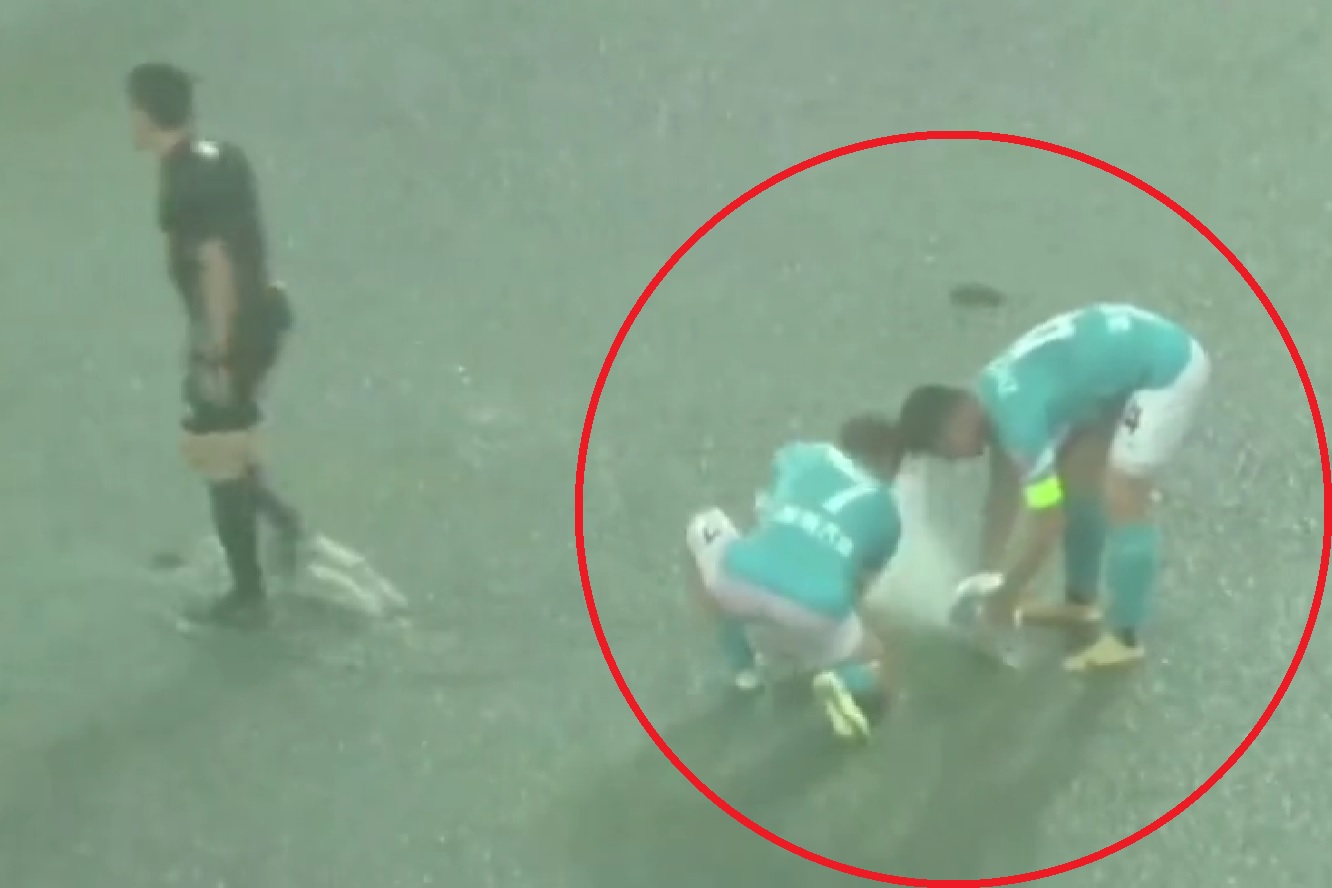 Piłkarze musieli grać w potężnej ulewie. Sędzia nie chciał przerwać meczu. Sceny jak z kabaretu [WIDEO]