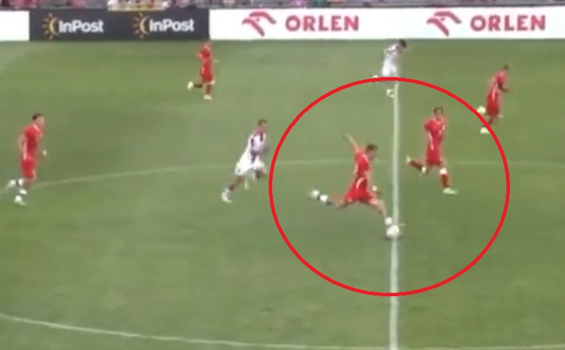 Piękny gol młodzieżowego reprezentanta Polski! Strzał z połowy boiska, a cieszynka równie imponująca [WIDEO]