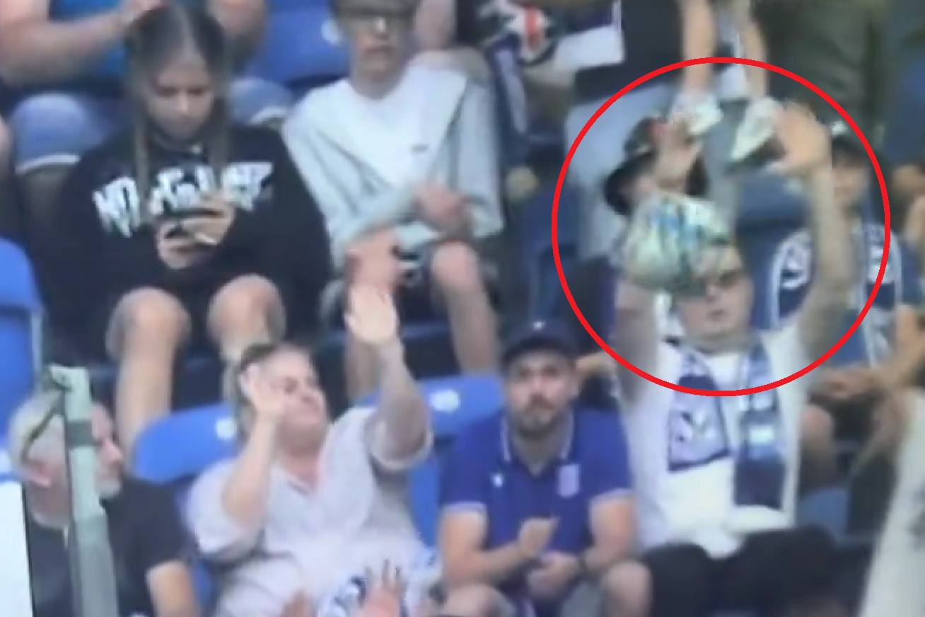 Nietypowy prezent Lecha Poznań dla jednego z kibiców. To pokłosie meczu z Radomiakiem Radom