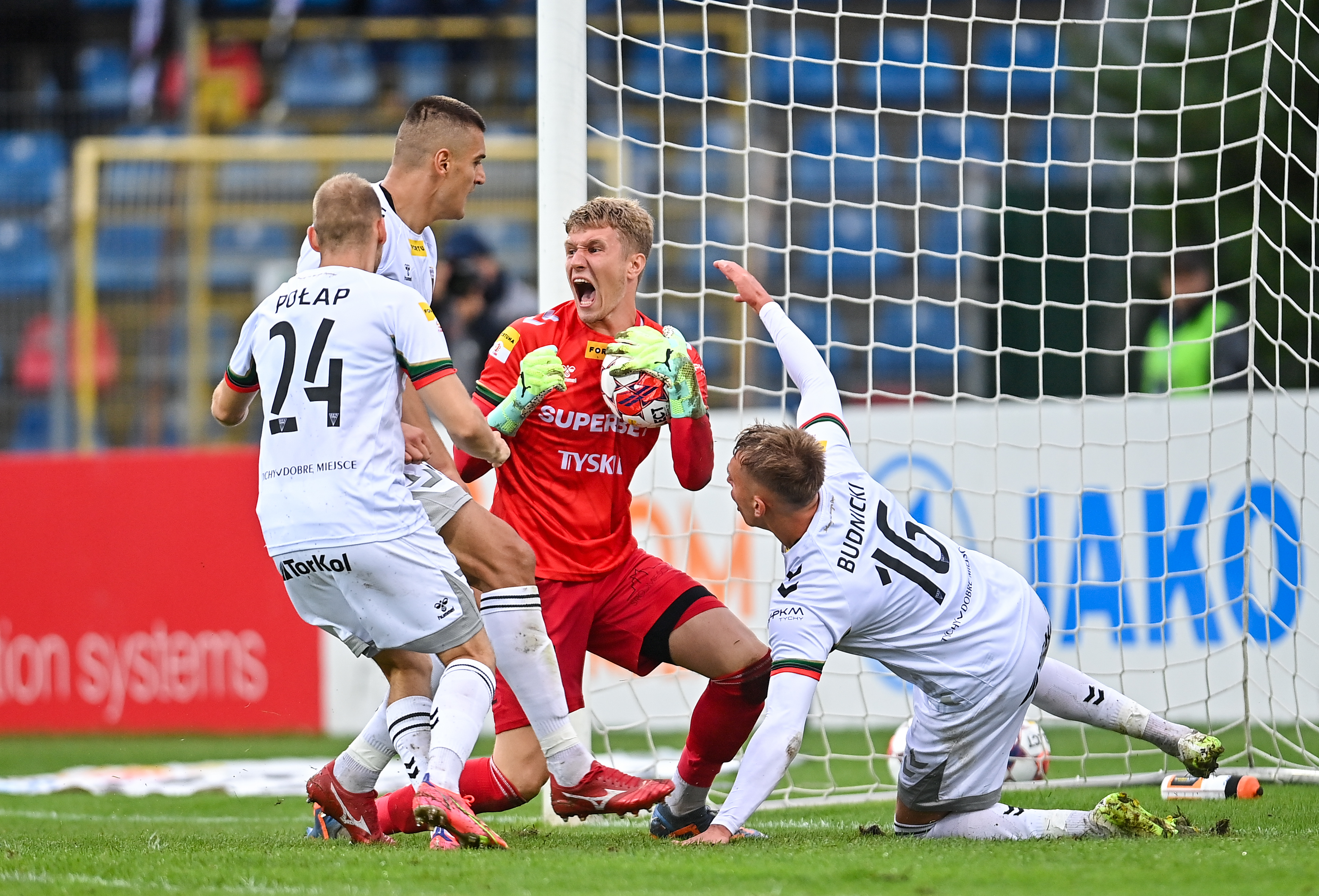 Wulgarne odzywki arbitra w 1 Lidze. Młody bramkarz potwierdza. "Wtedy sędzia nie wytrzymał" [NASZ WYWIAD]
